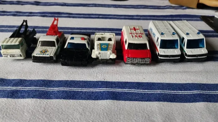 um kit com 7 carinho Miniaturas 3 Carro de policia 2 quincho 2 Ambulância