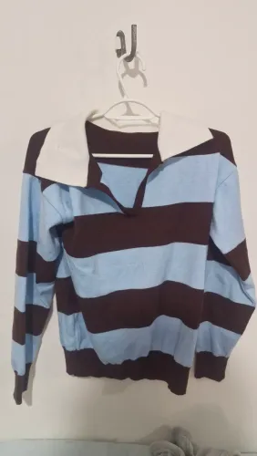 Blusa/ casaco listrado com gola.