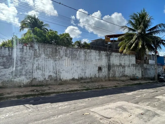 Terreno com 415m², murado e dispondo de área coberta, sala que pode ser utilizada como esc
