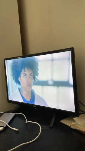 Cama , guarda-roupa, televisão e escrivaninha + cadeira escritório