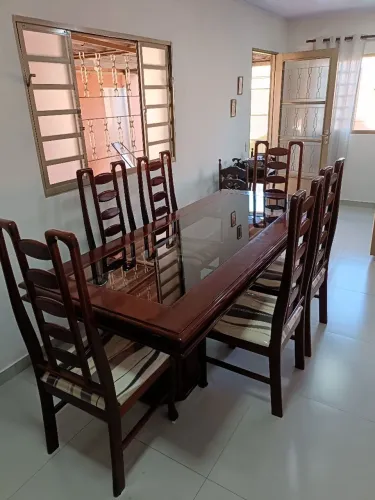 Jogo de mesa com 8 cadeiras. Mesa tamanho 2,10 x 0,90. Cadeiras com estofado em perfeito.