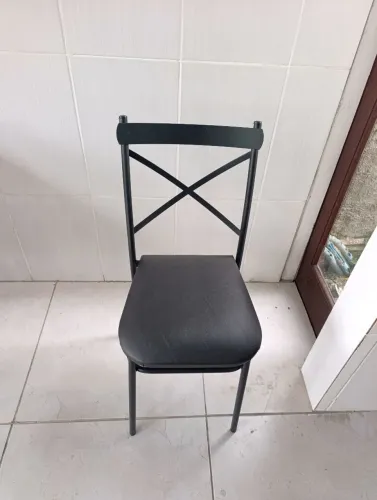 24 cadeiras de aço linha luxo preta