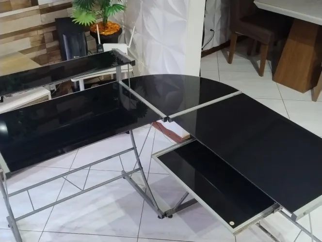 Mesa de vidro de estudo e computador