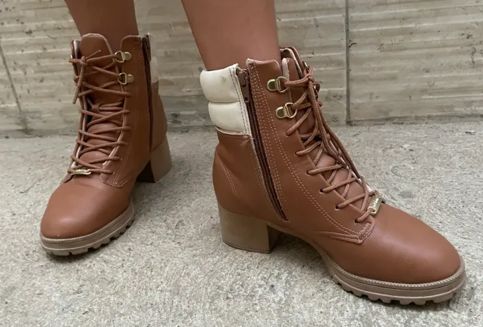Bota de couro confortável e estilosa. Número 33