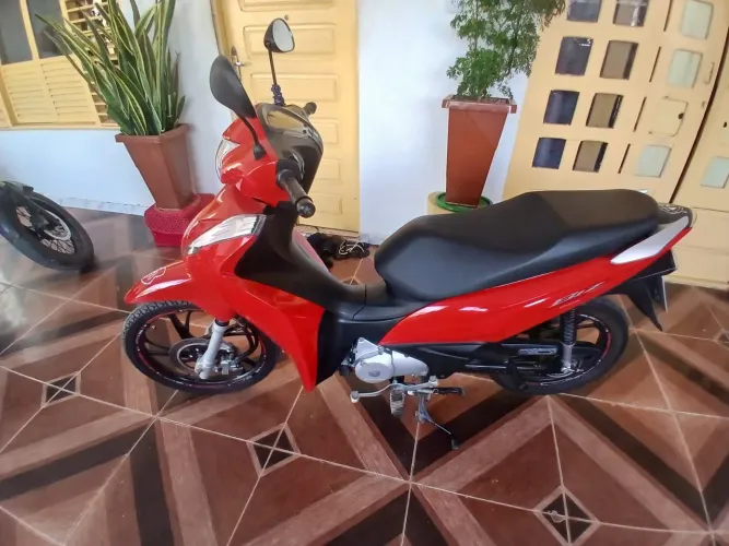 Vendo Honda biz 125 completa 