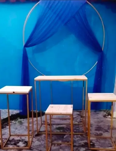 Vendo kit 4 mesas desmontáveis e 1 arco