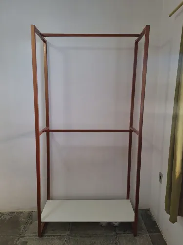 Arara de Roupas Industrial, Reforçada - Rose Gold com Base Branca