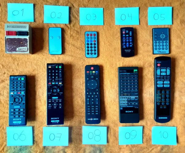 Controles antigos originais para TV, áudio e vídeo