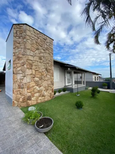 Casa 3 dorm próxima de TUDO para seu dia a dia bairro BOM içara edícula com churrasqueira