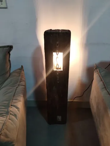 Luminária Torre madeira rústica USB