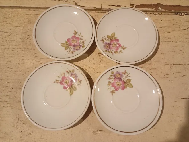 Antigo pires de chá, porcelana dos anos 70, marca Pozzani