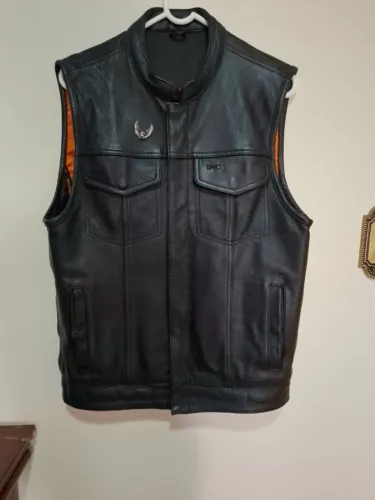 Jaqueta de couro motoqueiro com Gunpockt mais 3 bolsos internos. Pouquíssimo uso.