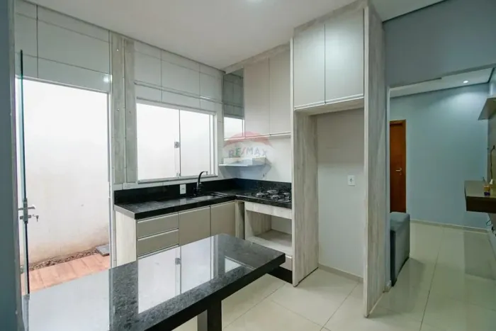 Casa à venda com 03 quartos e 2 vagas de garagem na Vila Operária em Toledo/PR!