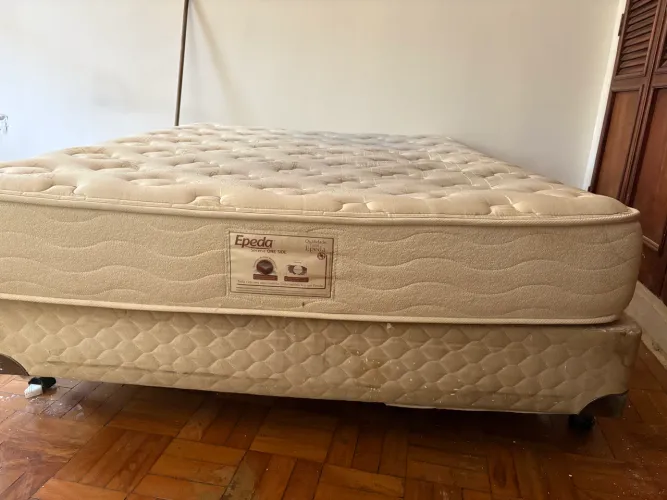 Cama box e colchão de molas