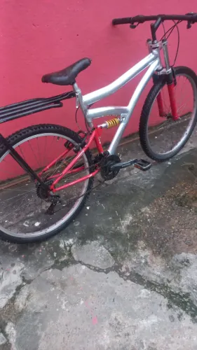 Bicicleta aro 26 alumínio e com bagageiro