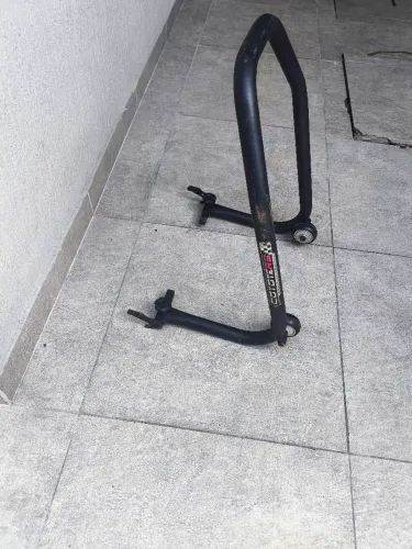 Cavalete para moto MT 03 com slide na roda traseira.