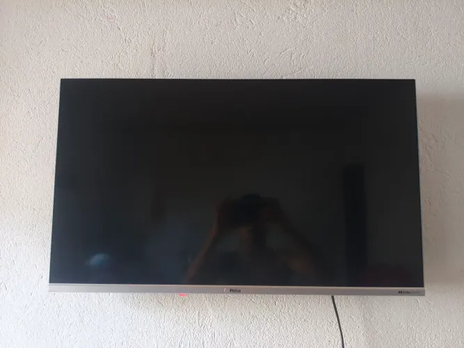 Vendo televisão Philco conservador semi-nova sem detalhes