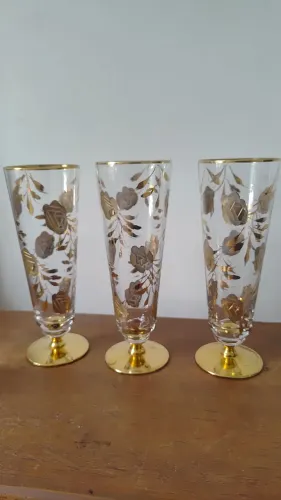Vende-se 03 tulipas antigas trabalhadas em dourado. 20cm cada.