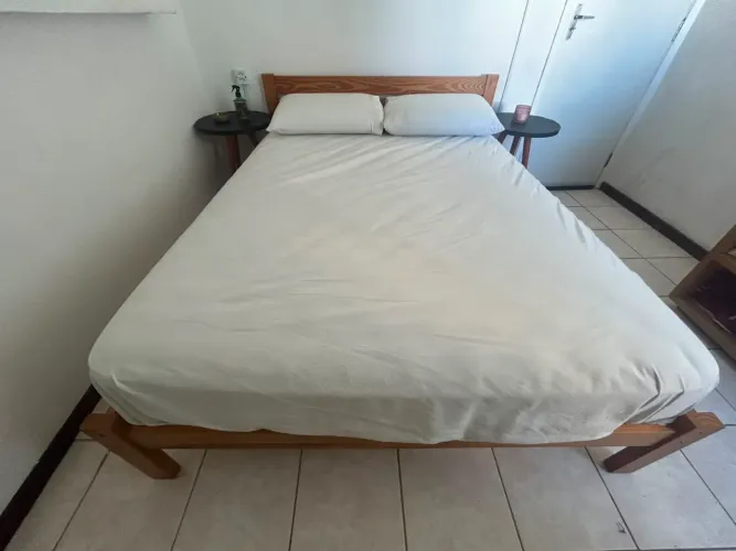 Cama de casal em madeira maciça 