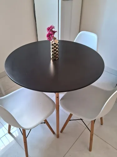 Mesa com 3 cadeiras 