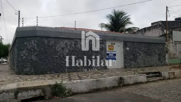 Casa à venda com 3/4 sendo 1 suíte , sala ampla, cozinha, wc social e dois kitnets na part