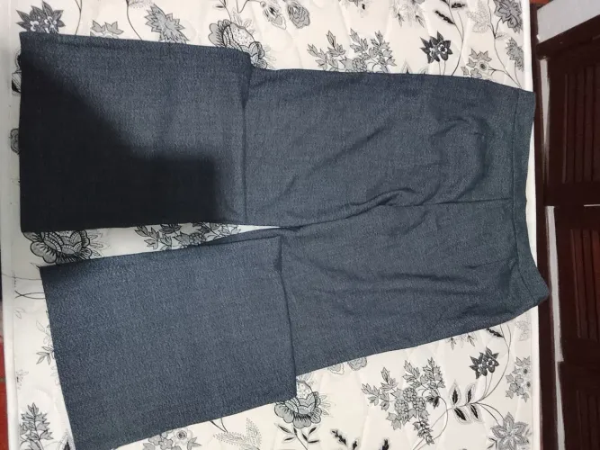 Calça cinza social boca de sino,.perfeita pra fazer o ambiente social com classe .