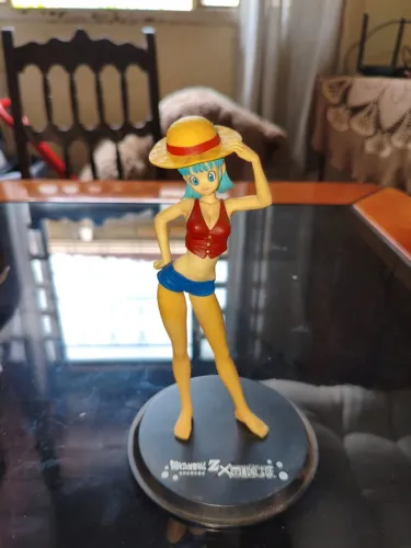 Action figure bulma com roupa do luffy 
