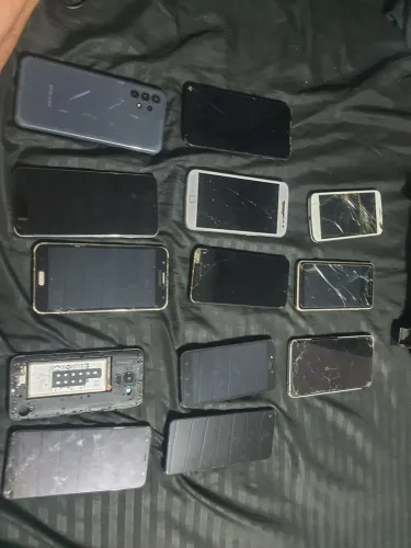 Lote com 13 celulares