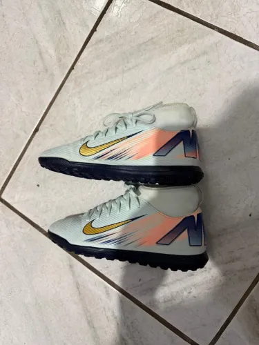 Chuteira society Nike mercurial