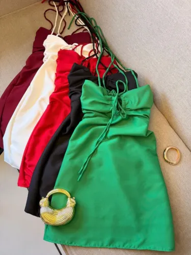VESTIDO FEMININO CURTO COM DECOTE E AMARRAÇÃO