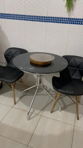Mesa com duas cadeiras