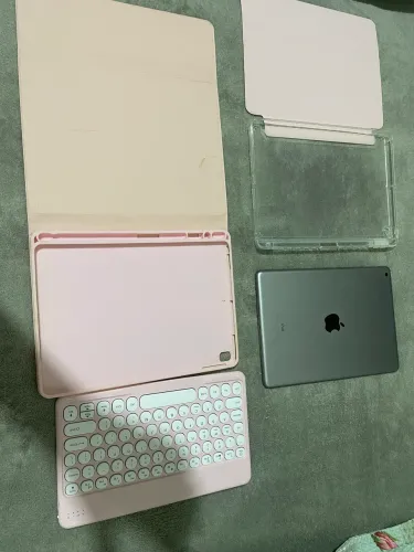 Vendo IPad 8 + 2 capas com 1 teclado 