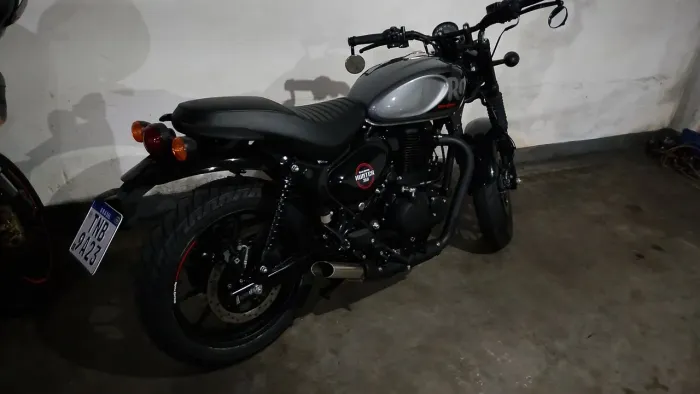 Royal Enfield modelo Hunter cinza 2026 zero vários acessórios
