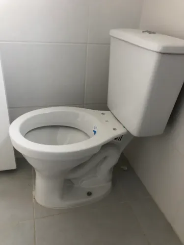 Bacia de vaso sanitário branco 