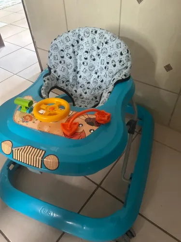 Andador infantil menino