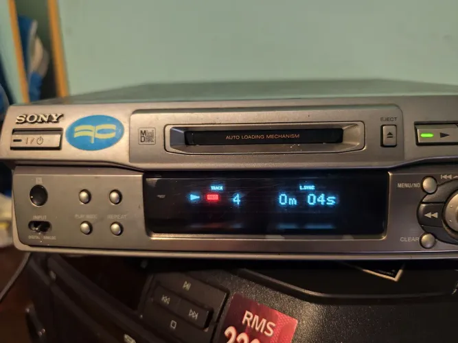 Aparelho de MD Sony tudo ok com lacres casca de ovo no parafuso e tampa
