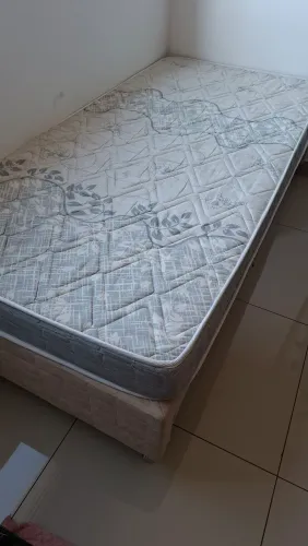 Cama de solteiro com cama auxiliar