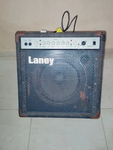 Amplificador Laney RBW 200 para baixo