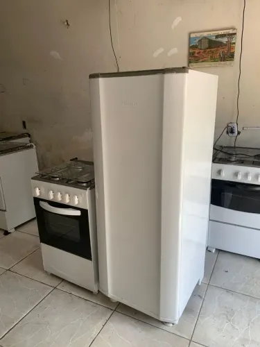 Geladeira e fogão funcionando perfeitamente 