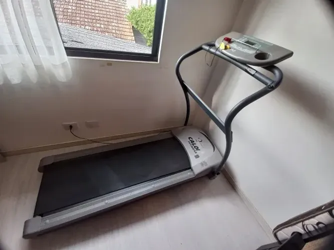 Esteira elétrica CALOI com inclinação automática até 130Kg