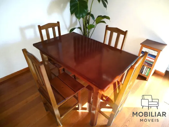 MESA DE MADEIRA COM 4 CADEIRAS NOVA