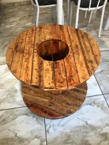 Mesa com porta balde de gelo com Rodana 