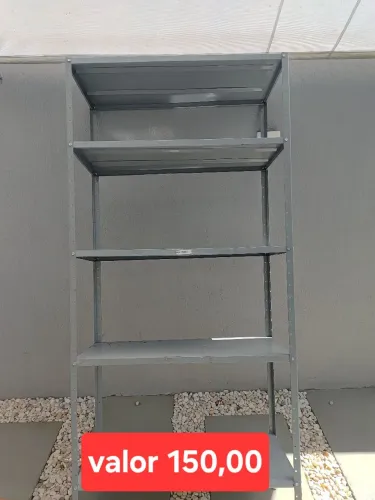 Prateleiras em aço
