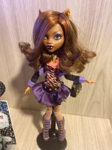 Monster high, clawdeen erro de fábrica , elástico preto