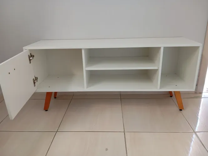 Lindo rack, comporta uma televisão de até 50 polegadas 