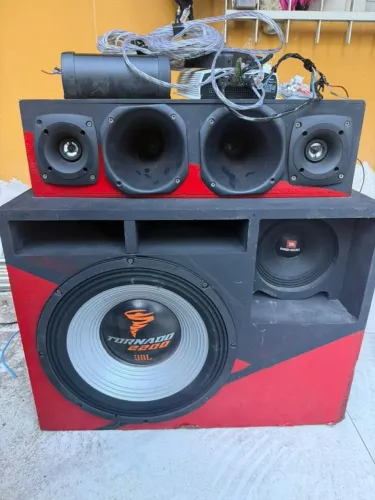 Som tornado 2200 JBL para carro 