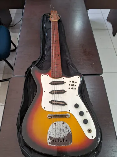 Guitarra usada e antiga Tonante Rei