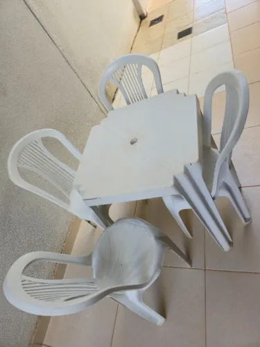 1 jogo de mesa com 4 cadeiras (usado)