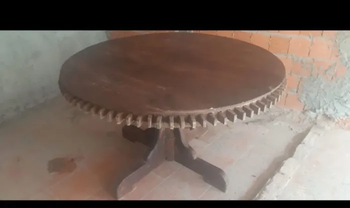 Mesa antiga feita com peças de engenho