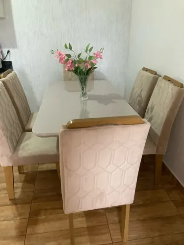 Mesa de jantar com 6 cadeiras - R$ 900,00